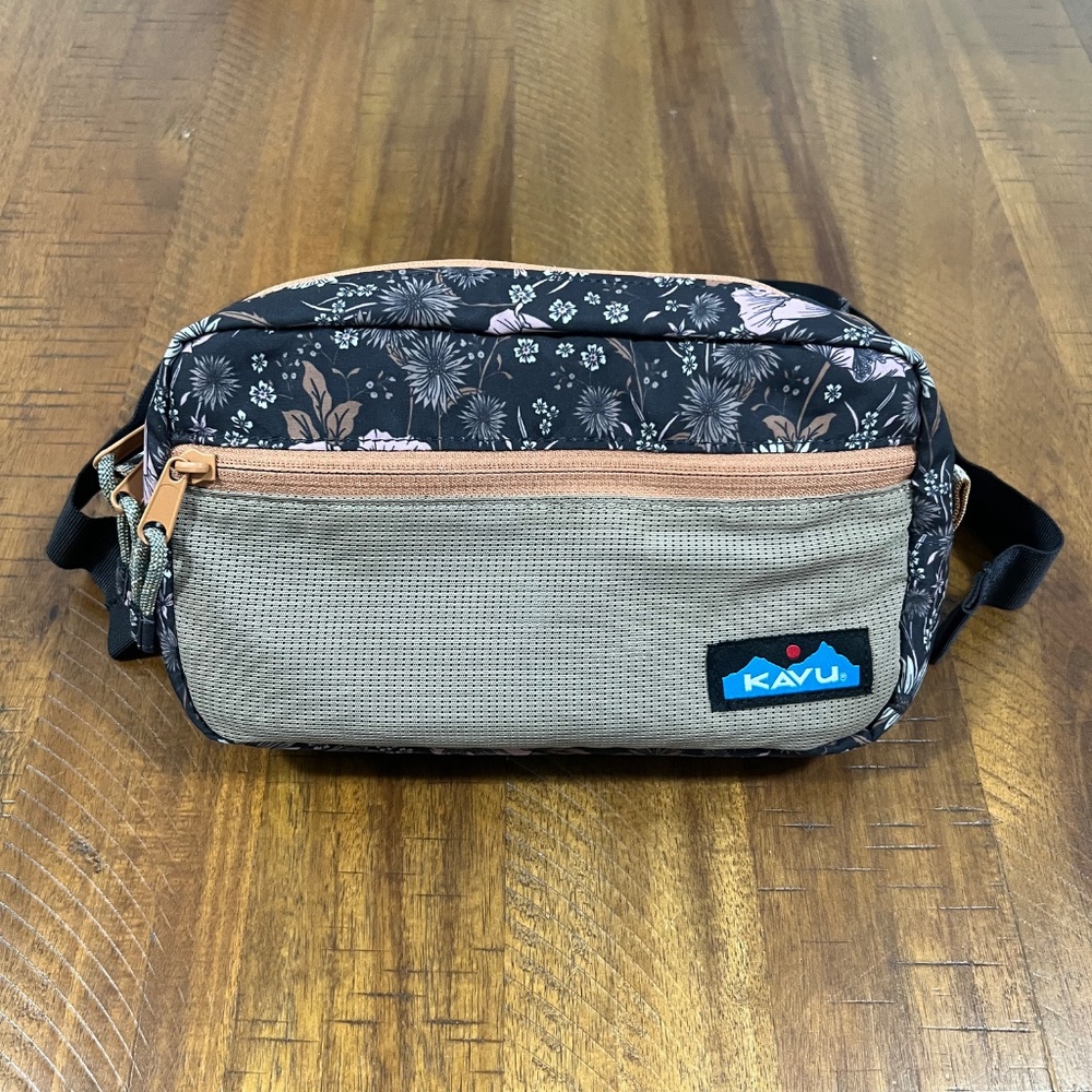 NWOT Kavu Cattle Point Quiet Wildflowers Hip Pack